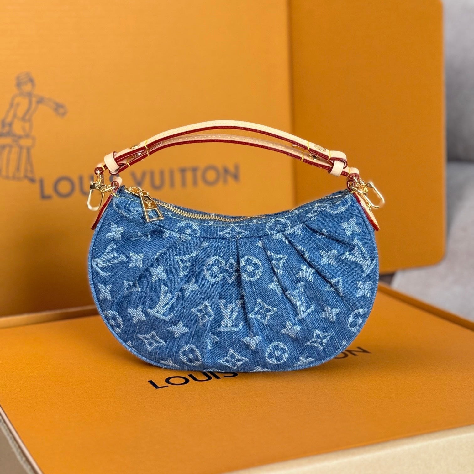 LV 25S Pochette Valley 21 in blauem Denim, Monogram-Lederbesatz, goldene Beschläge