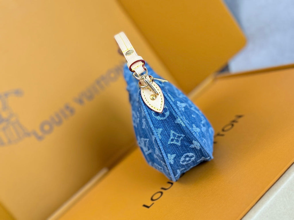 LV 25S Pochette Valley 21 in blauem Denim, Monogram-Lederbesatz, goldene Beschläge