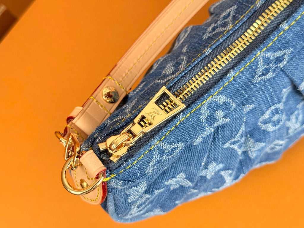 LV 25S Pochette Valley 21 in blauem Denim, Monogram-Lederbesatz, goldene Beschläge