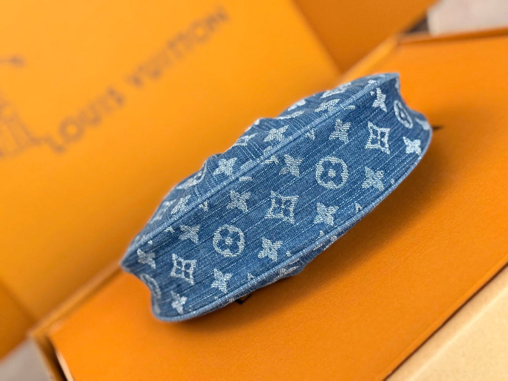 LV 25S Pochette Valley 21 in blauem Denim, Monogram-Lederbesatz, goldene Beschläge