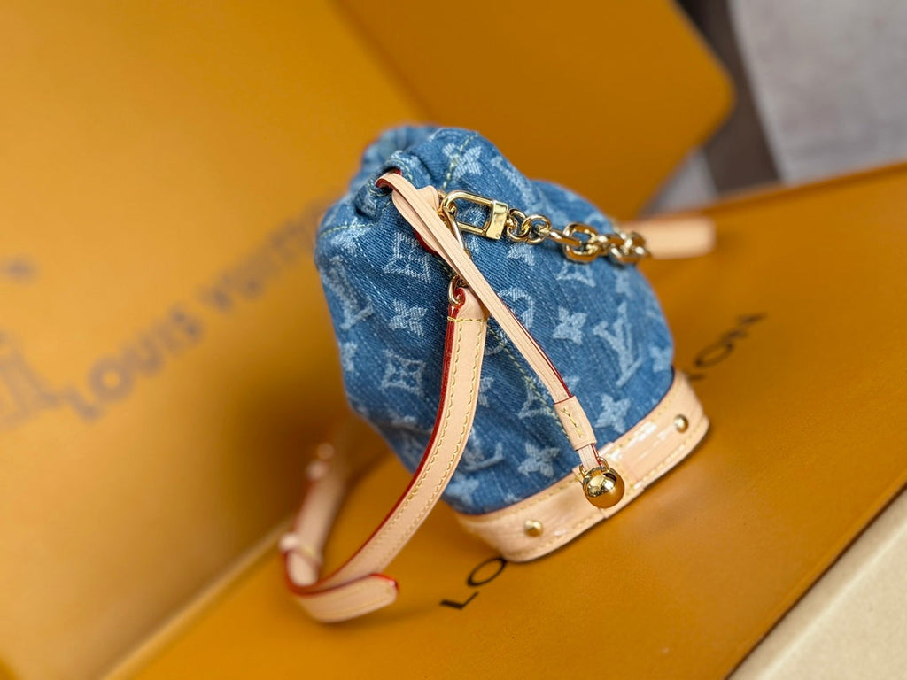 LV 25S NANO NOÉ 20 IN BLAUEM DENIM, MONOGRAMM-LEDERBESCHLÄGE, GOLDENE HARDWARE