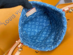 LV 25S NANO NOÉ 20 IN BLAUEM DENIM, MONOGRAMM-LEDERBESCHLÄGE, GOLDENE HARDWARE