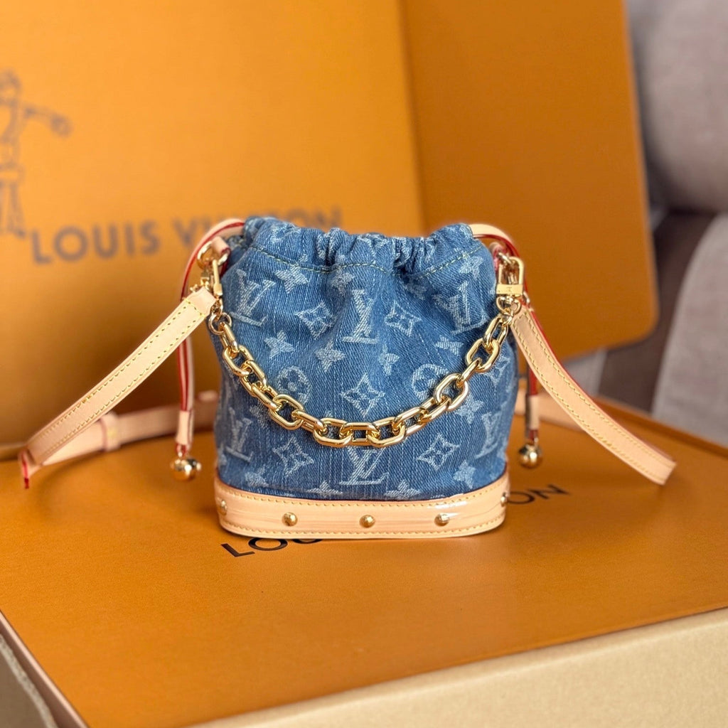 LV 25S NANO NOÉ 20 IN BLAUEM DENIM, MONOGRAMM-LEDERBESCHLÄGE, GOLDENE HARDWARE