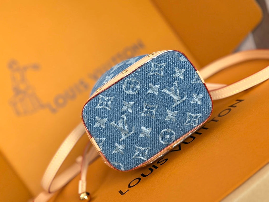 LV 25S NANO NOÉ 20 IN BLAUEM DENIM, MONOGRAMM-LEDERBESCHLÄGE, GOLDENE HARDWARE