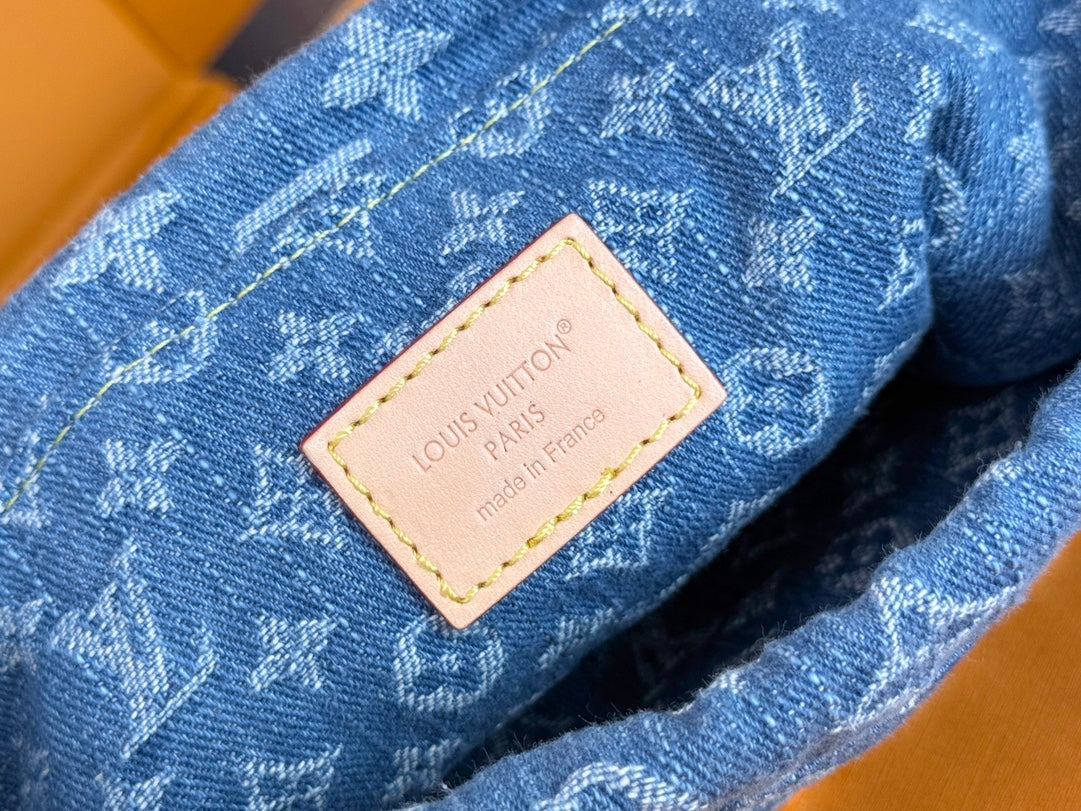 LV 25S NANO NOÉ 20 IN BLAUEM DENIM, MONOGRAMM-LEDERBESCHLÄGE, GOLDENE HARDWARE