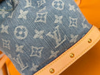 LV 25S NANO NOÉ 20 IN BLAUEM DENIM, MONOGRAMM-LEDERBESCHLÄGE, GOLDENE HARDWARE