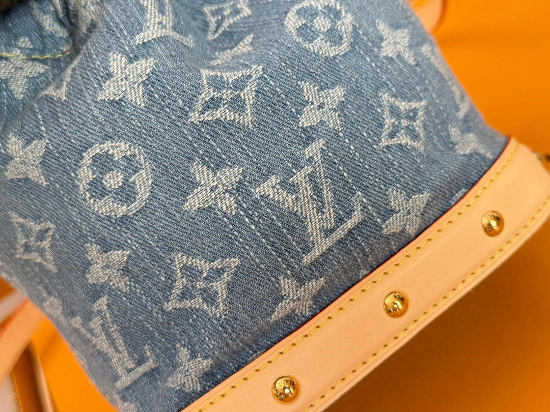 LV 25S NANO NOÉ 20 IN BLAUEM DENIM, MONOGRAMM-LEDERBESCHLÄGE, GOLDENE HARDWARE