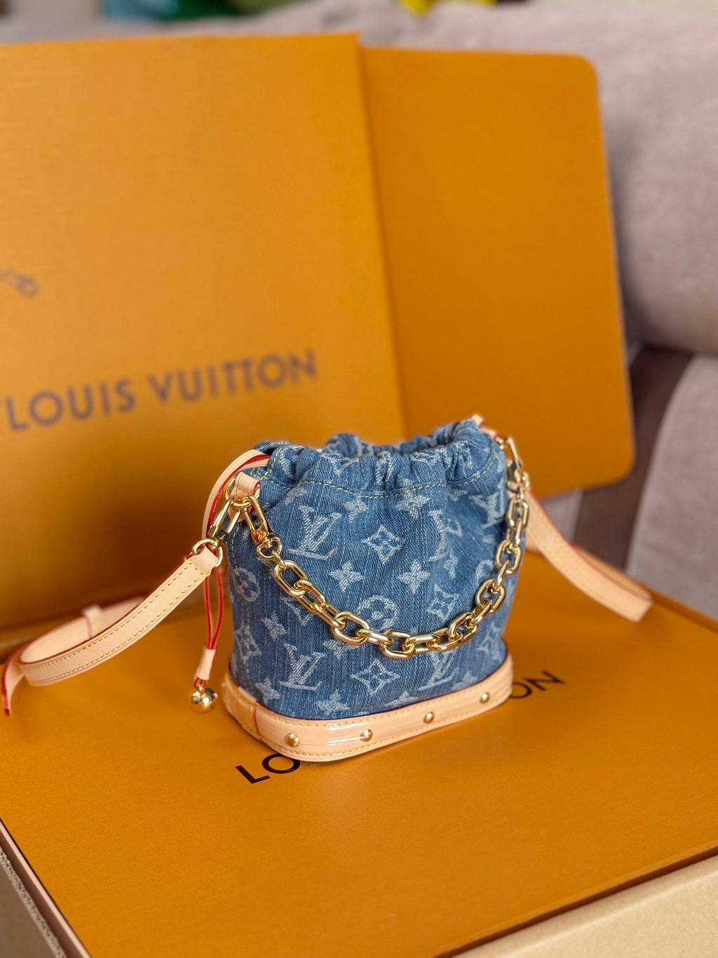 LV 25S NANO NOÉ 20 IN BLAUEM DENIM, MONOGRAMM-LEDERBESCHLÄGE, GOLDENE HARDWARE