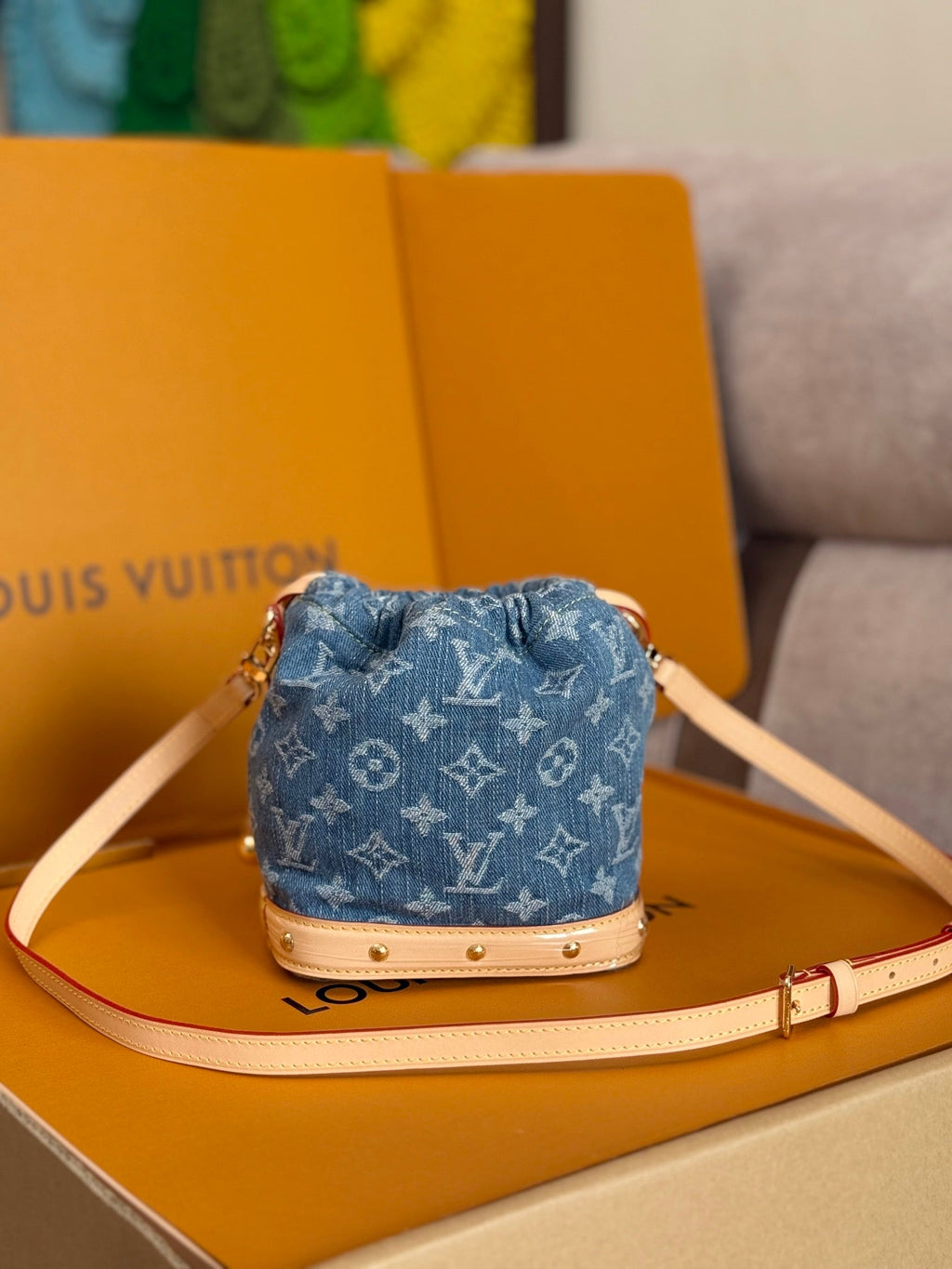 LV 25S NANO NOÉ 20 IN BLAUEM DENIM, MONOGRAMM-LEDERBESCHLÄGE, GOLDENE HARDWARE