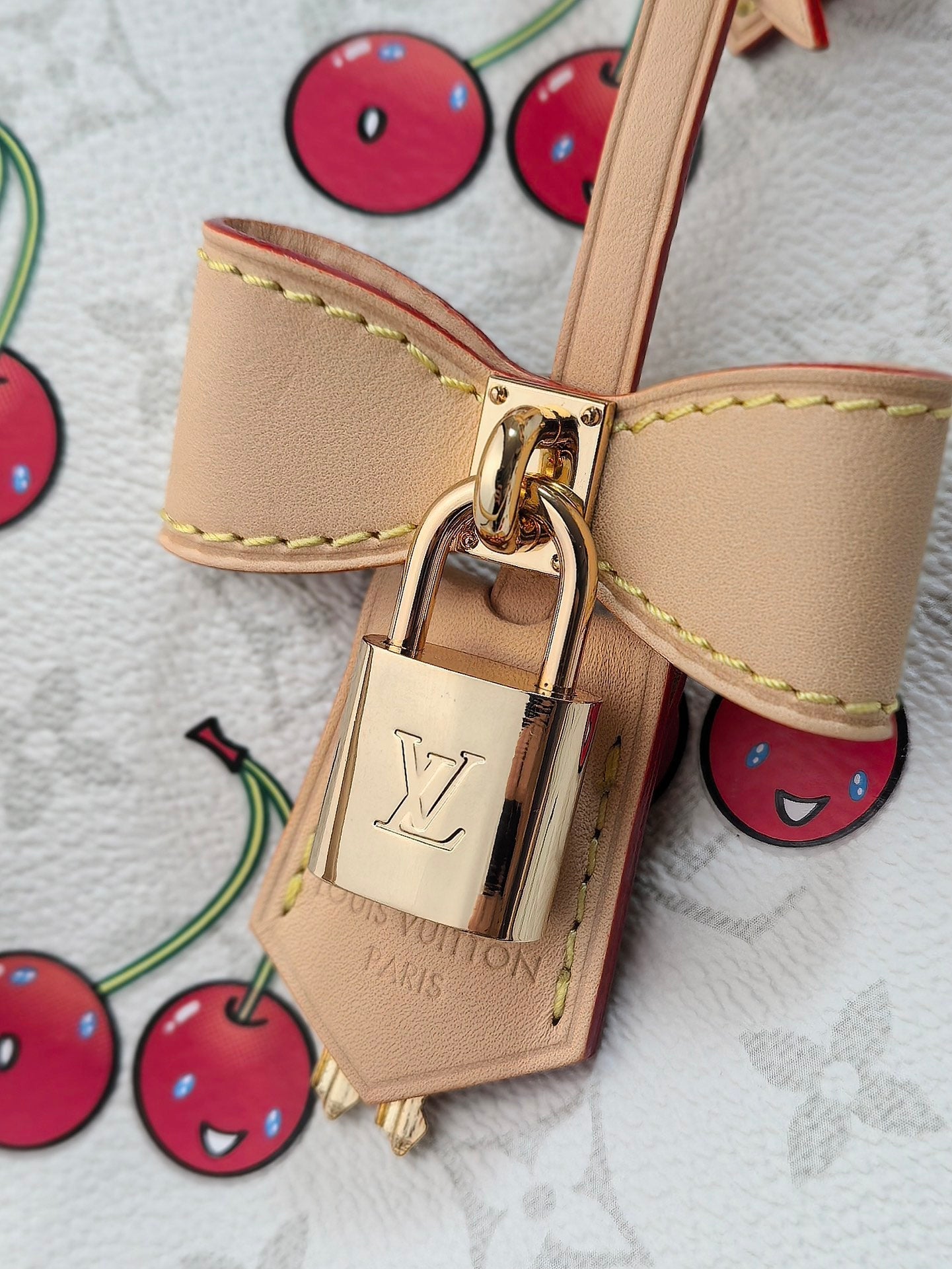 LV 25S SPEEDY SOFT 30 IN WEISSEM LEINWANDMONOGRAMM CHERRY PRINT GOLDENE BESCHLÄGE