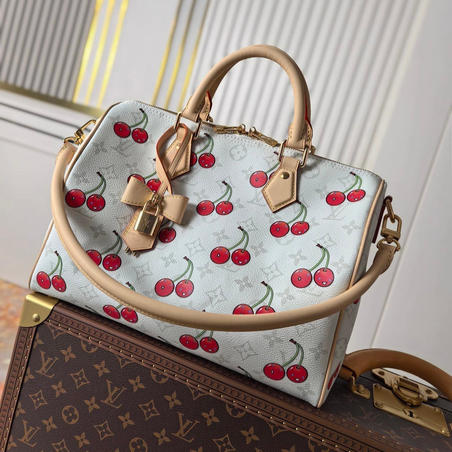LV 25S SPEEDY SOFT 30 IN WEISSEM LEINWANDMONOGRAMM CHERRY PRINT GOLDENE BESCHLÄGE