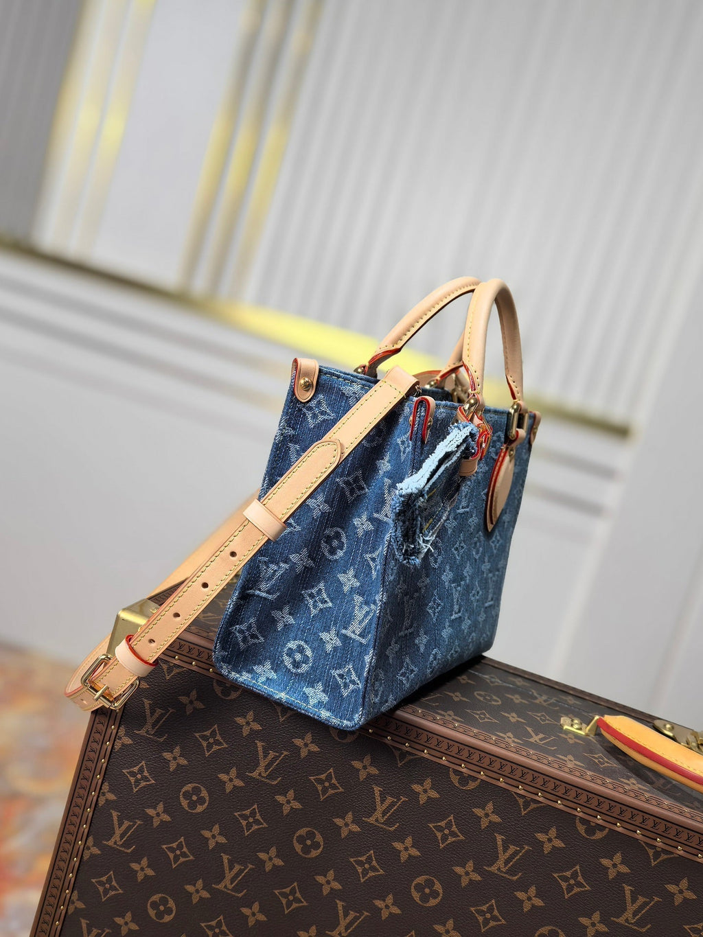 LV 25S ONTHEGO 28 IN BLUE MONOGRAM DENIM COTTON CALFSKIN LEATHER STRAP