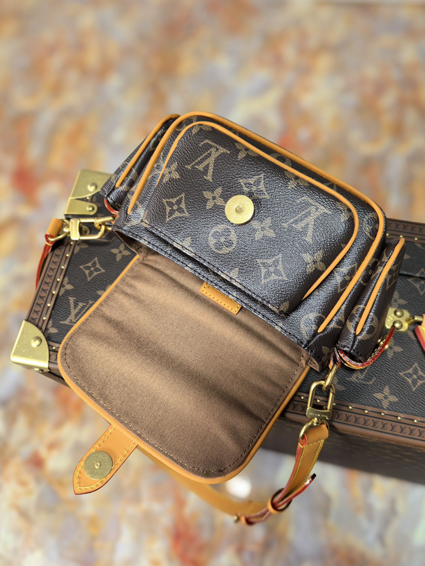 LV 25S CARGO 23 IN BROWN MONOGRAM CANVAS LEATHER TRIM GOLD HARDWARE