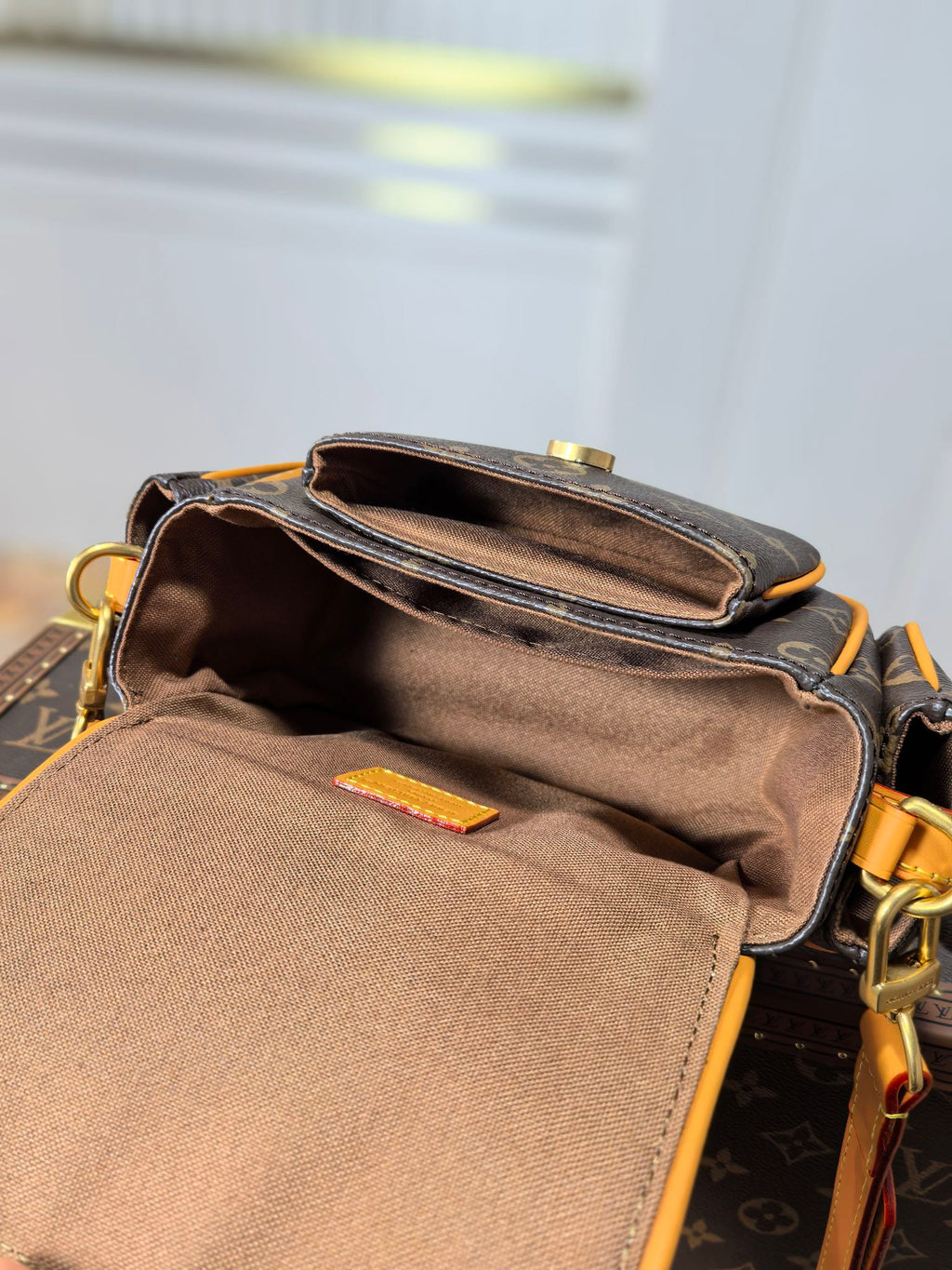 LV 25S CARGO 23 IN BROWN MONOGRAM CANVAS LEATHER TRIM GOLD HARDWARE