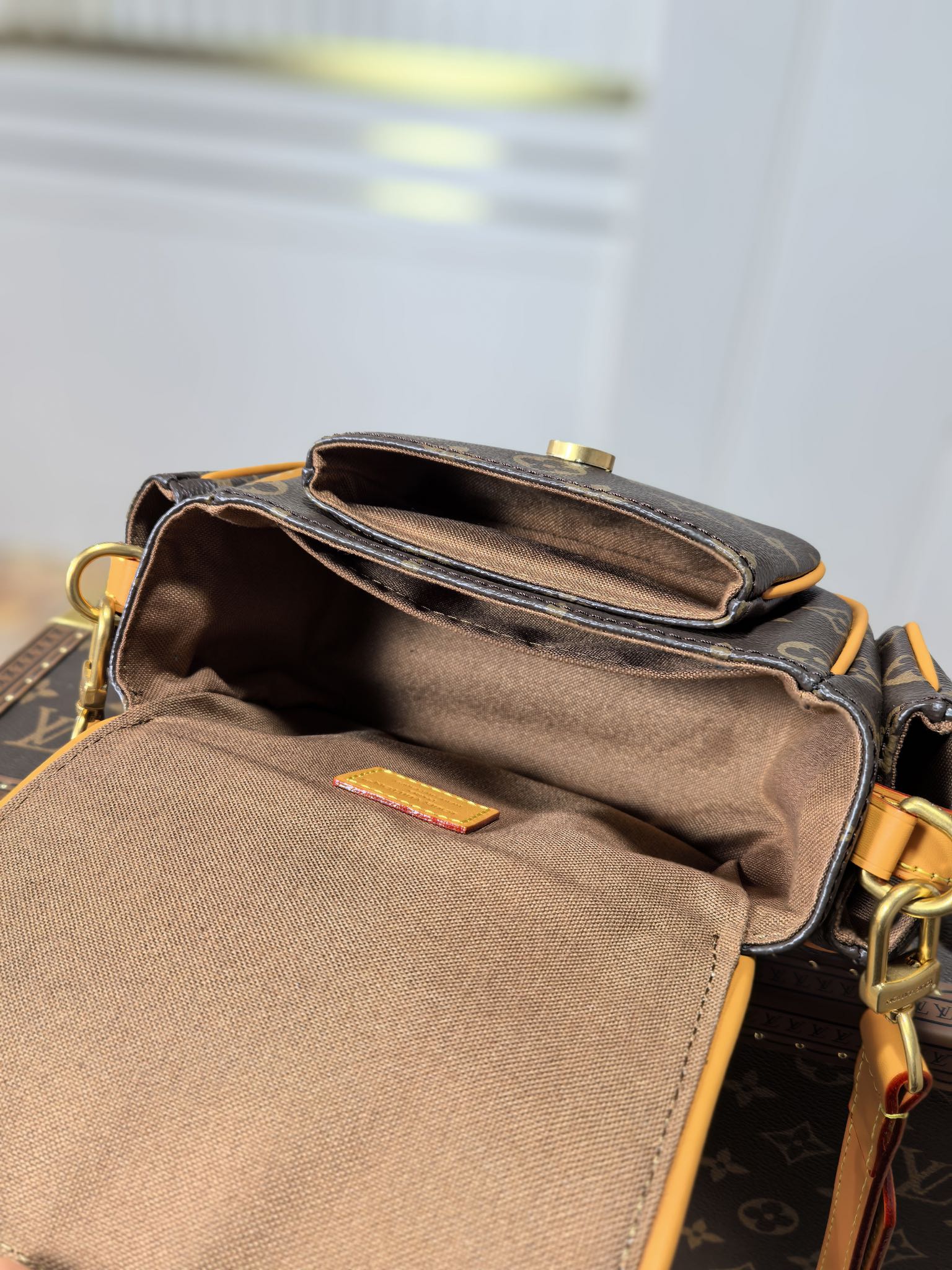 LV 25S CARGO 23 IN BROWN MONOGRAM CANVAS LEATHER TRIM GOLD HARDWARE