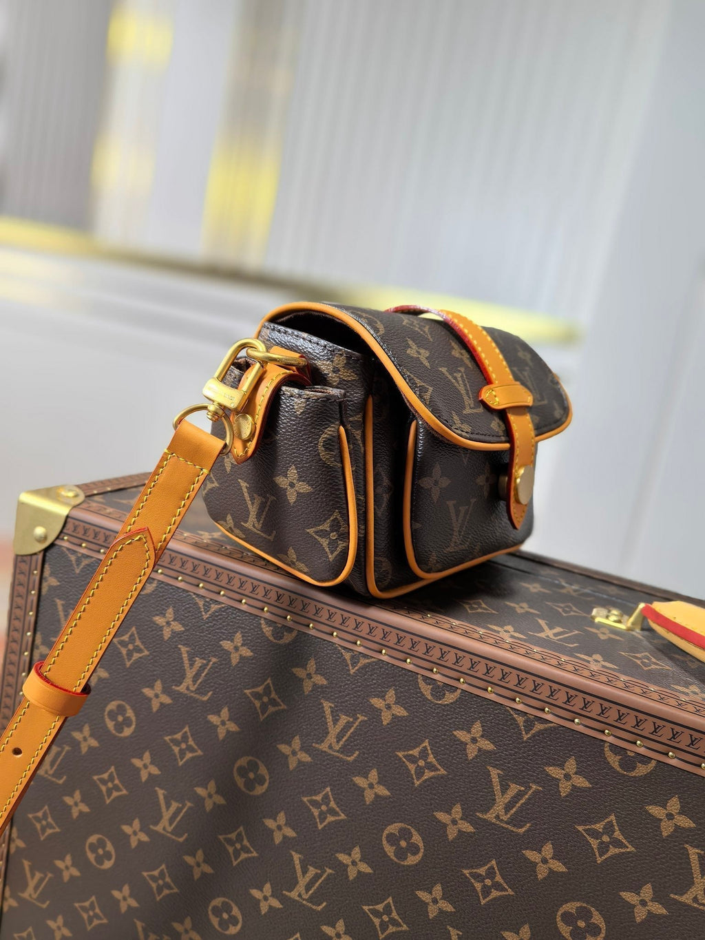 LV 25S CARGO 23 IN BROWN MONOGRAM CANVAS LEATHER TRIM GOLD HARDWARE