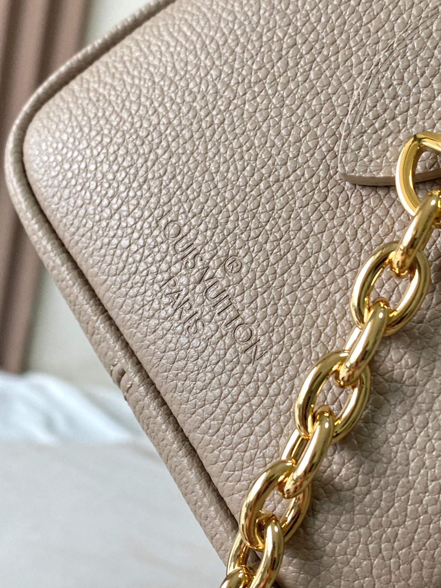 SPEEDY BANDOULIÈRE 20 IN TAUPE BRAUN UND WEISS MONOGRAMM EMPREINTE LEDER