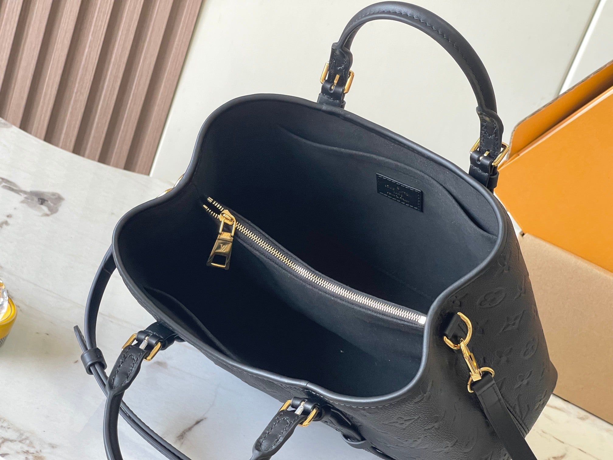 BABYLONE-TASCHE 31 AUS SCHWARZEM MONOGRAMM-EMPREINTE-LEDER