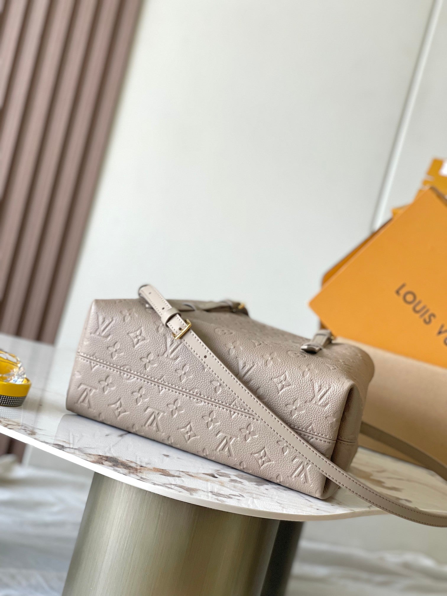 BABYLONE-TASCHE 31 AUS TOURTERELLE-MONOGRAMM-EMPREINTE-LEDER