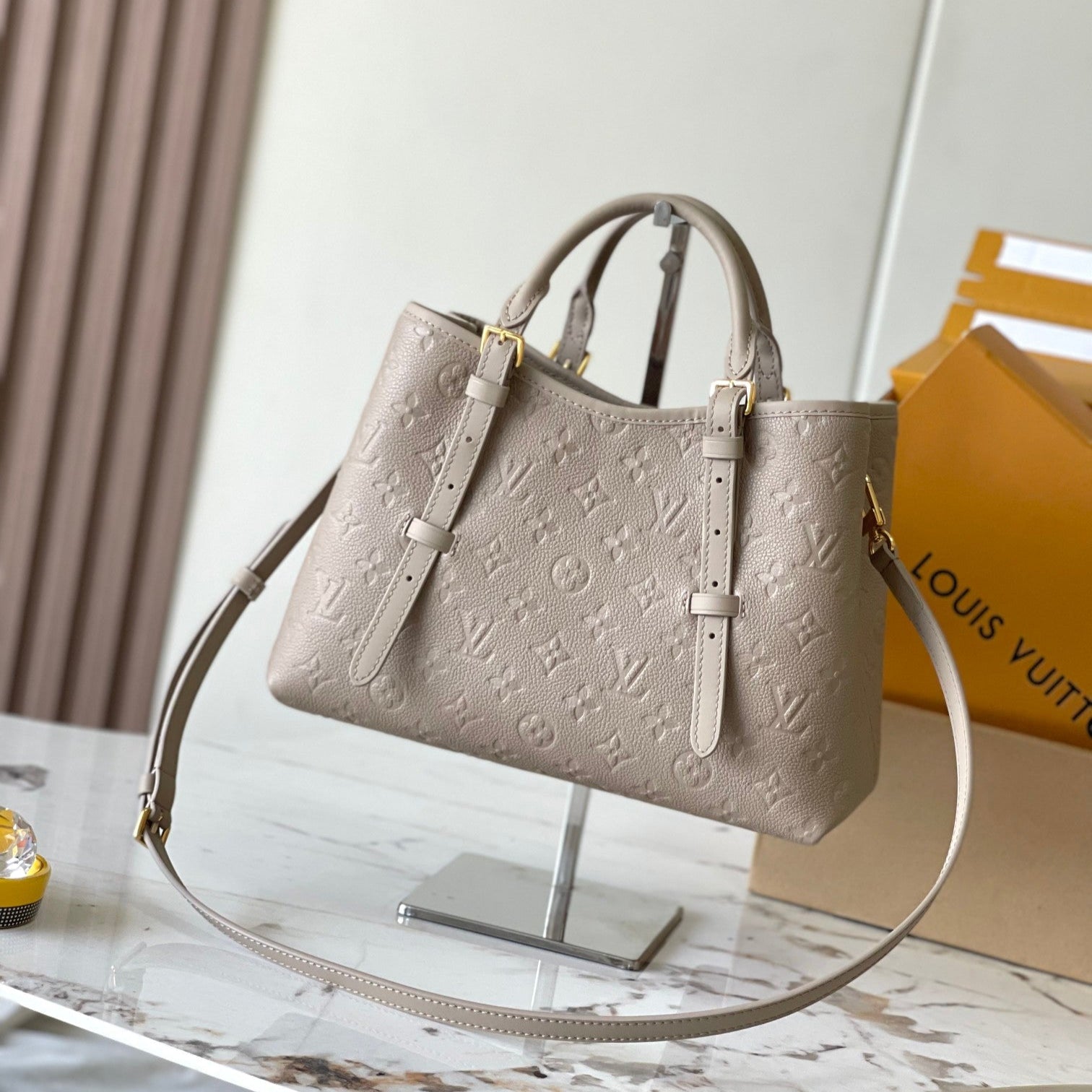 BABYLONE-TASCHE 31 AUS TOURTERELLE-MONOGRAMM-EMPREINTE-LEDER