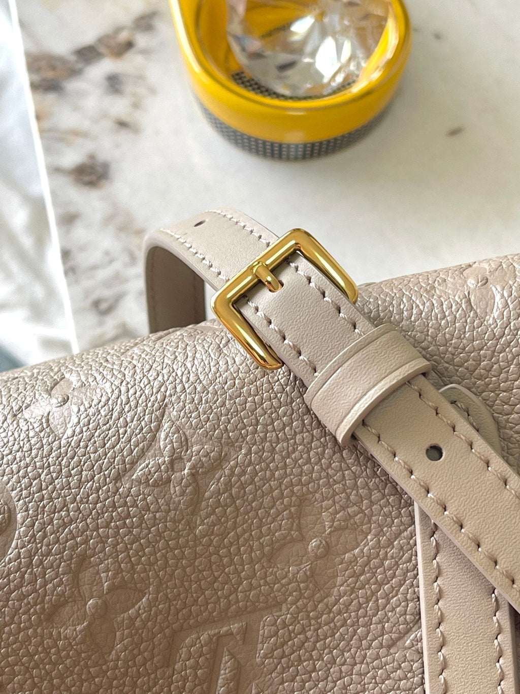 BABYLONE-TASCHE 31 AUS TOURTERELLE-MONOGRAMM-EMPREINTE-LEDER