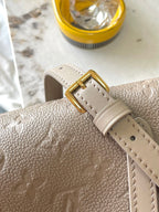 BABYLONE-TASCHE 31 AUS TOURTERELLE-MONOGRAMM-EMPREINTE-LEDER