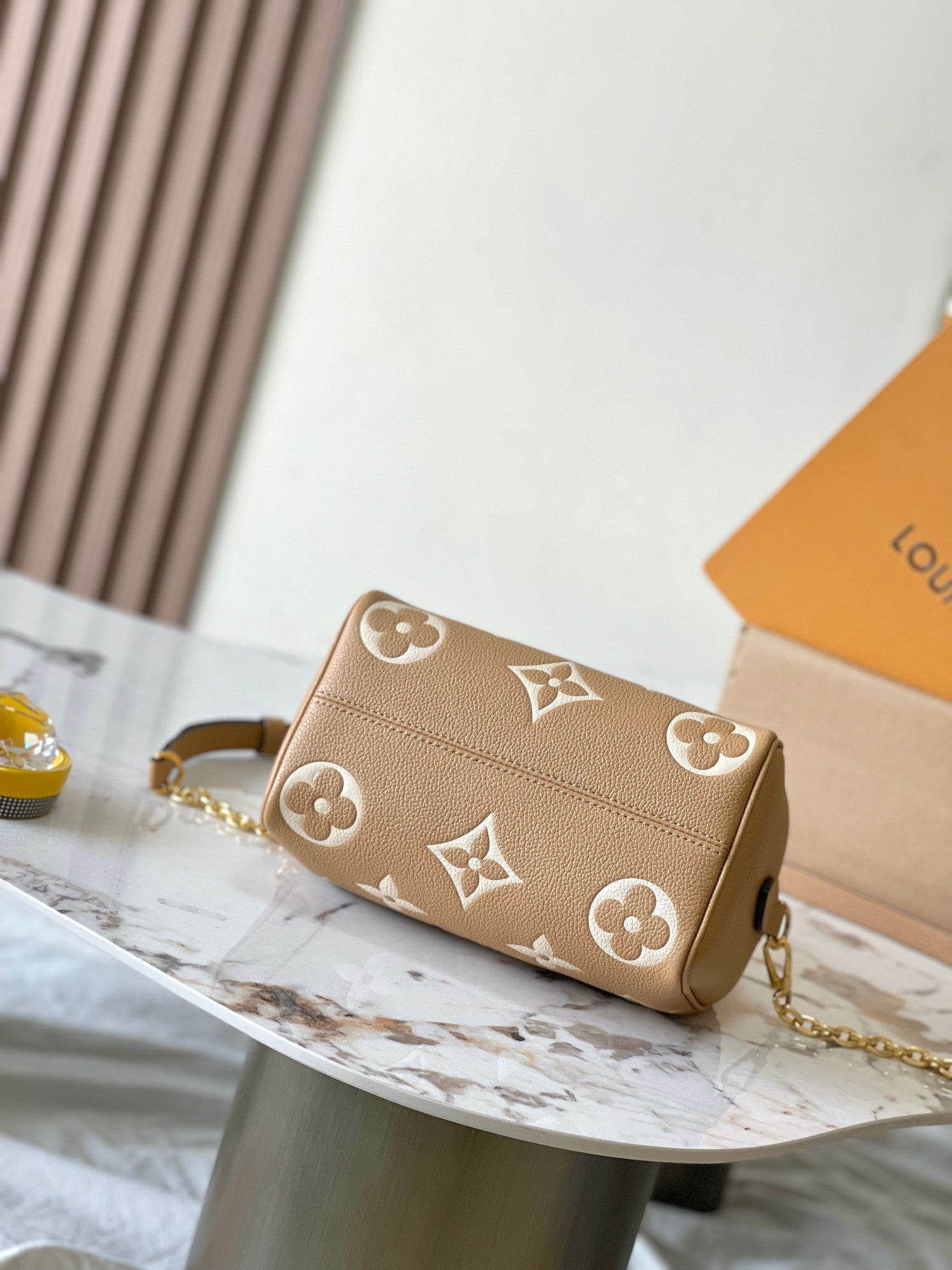 SPEEDY BANDOULIÈRE 20 AUS MILK TEA MONOGRAM EMPREINTE LEDER