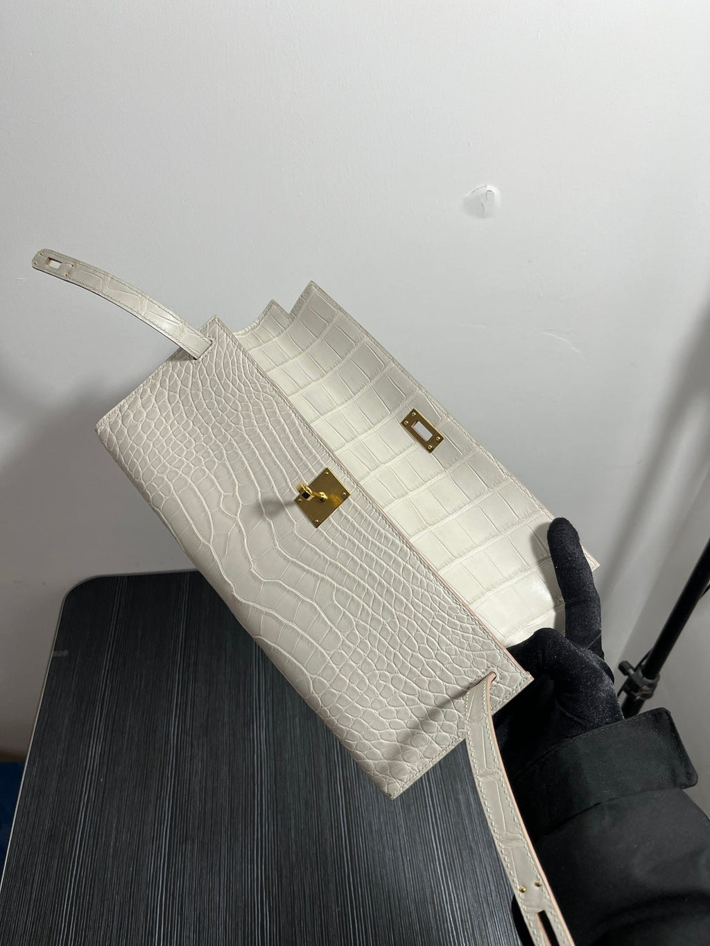 KELLY CUT 31 IN WHITE SHINNY ALLIGATOR LEATHER WITH GOLD HARDWARE (MADE-TO-ODER)