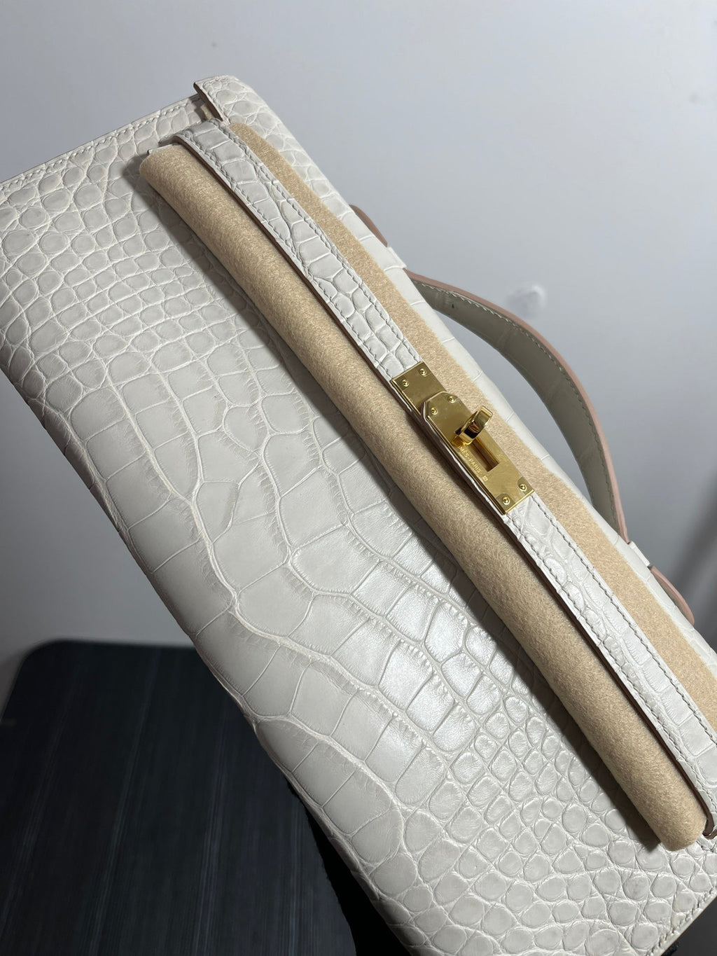 KELLY CUT 31 IN WHITE SHINNY ALLIGATOR LEATHER WITH GOLD HARDWARE (MADE-TO-ODER)