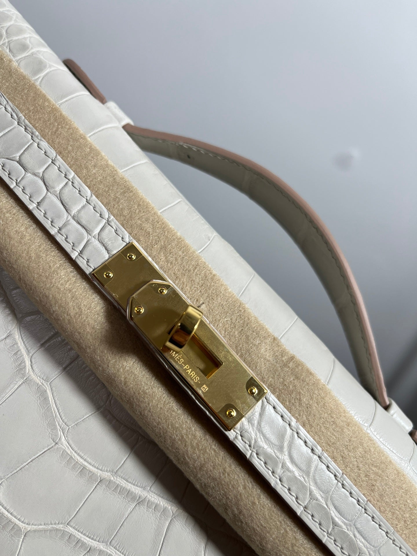 KELLY CUT 31 IN WHITE SHINNY ALLIGATOR LEATHER WITH GOLD HARDWARE (MADE-TO-ODER)