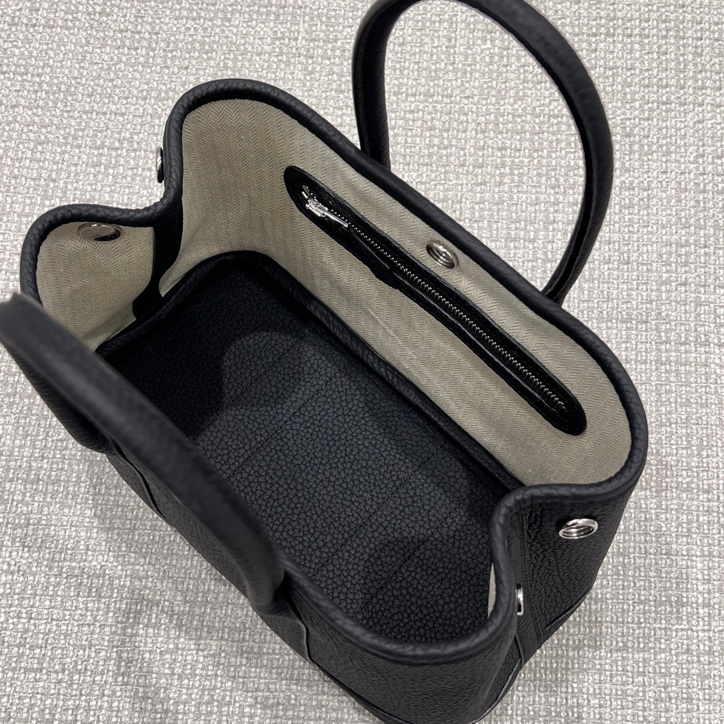 GARDEN PARTY 23CM IN BLACK CALFSKIN