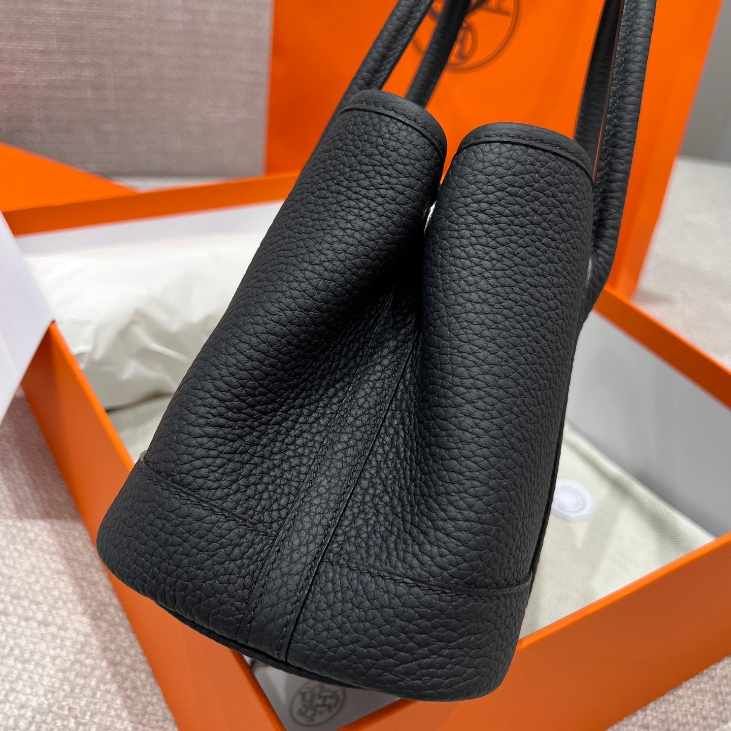 GARDEN PARTY 23CM IN BLACK CALFSKIN