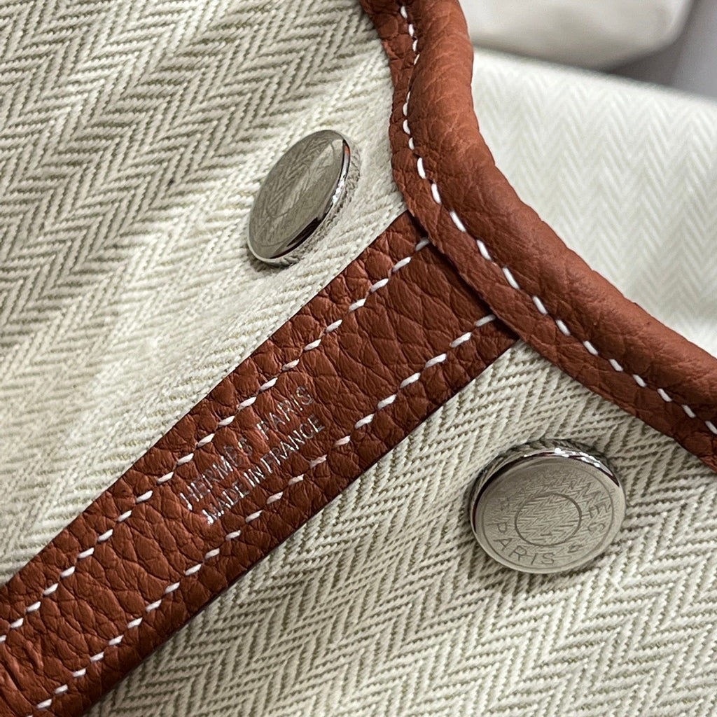 GARDEN PARTY 23CM IN UMBER BROWN CALFSKIN