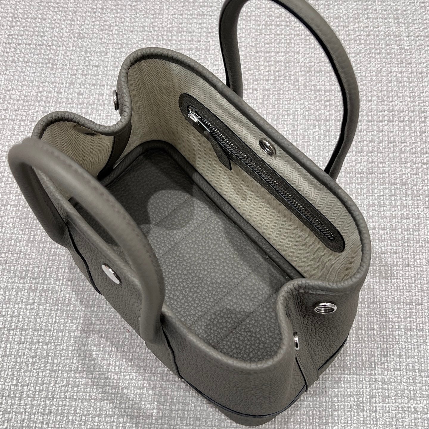 GARDEN PARTY 23CM IN GREY CALFSKIN