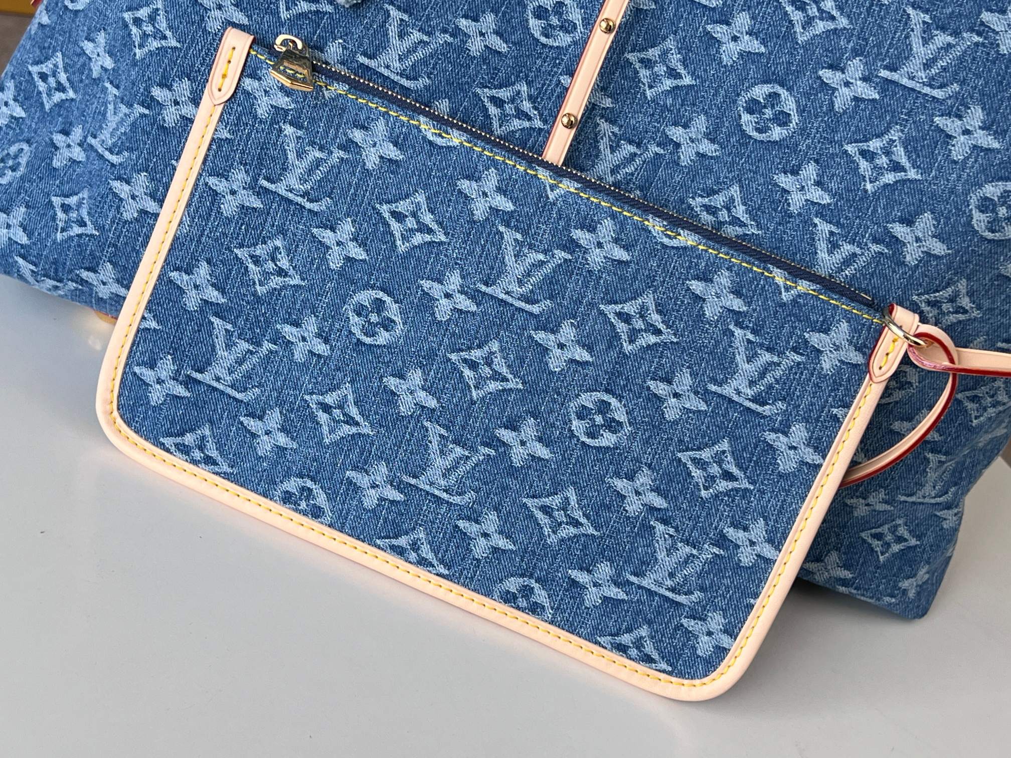LV 25S Tragetasche 39 in blauem Denim mit Monogramm-Lederbesatz