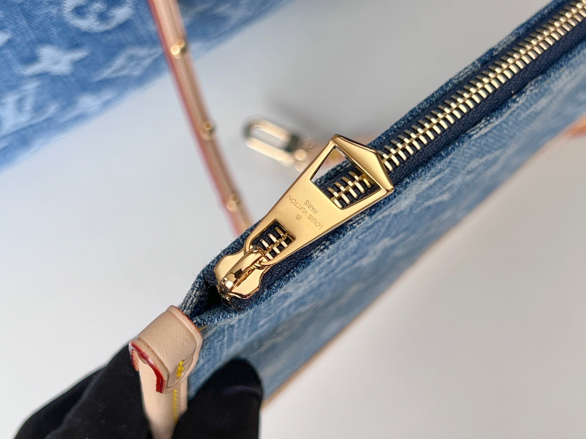LV 25S Tragetasche 39 in blauem Denim mit Monogramm-Lederbesatz