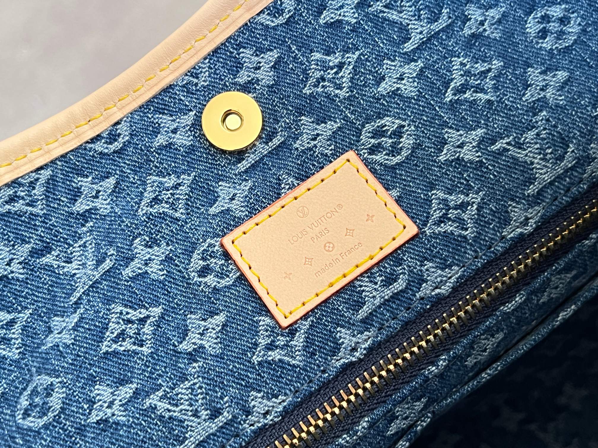 LV 25S Tragetasche 39 in blauem Denim mit Monogramm-Lederbesatz