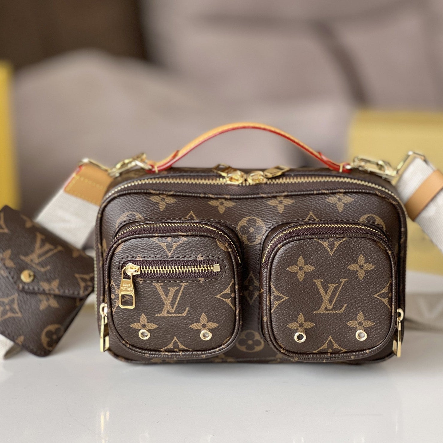 LV 25S Utility Crossbody-Handtasche, 18 Zoll, braunes Monogramm-Canvas, goldene Beschläge