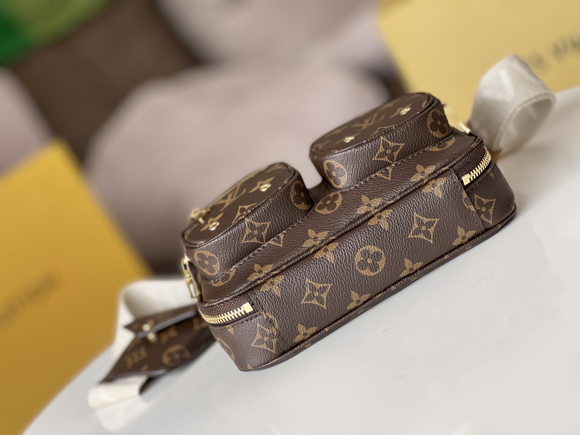 LV 25S Utility Crossbody-Handtasche, 18 Zoll, braunes Monogramm-Canvas, goldene Beschläge