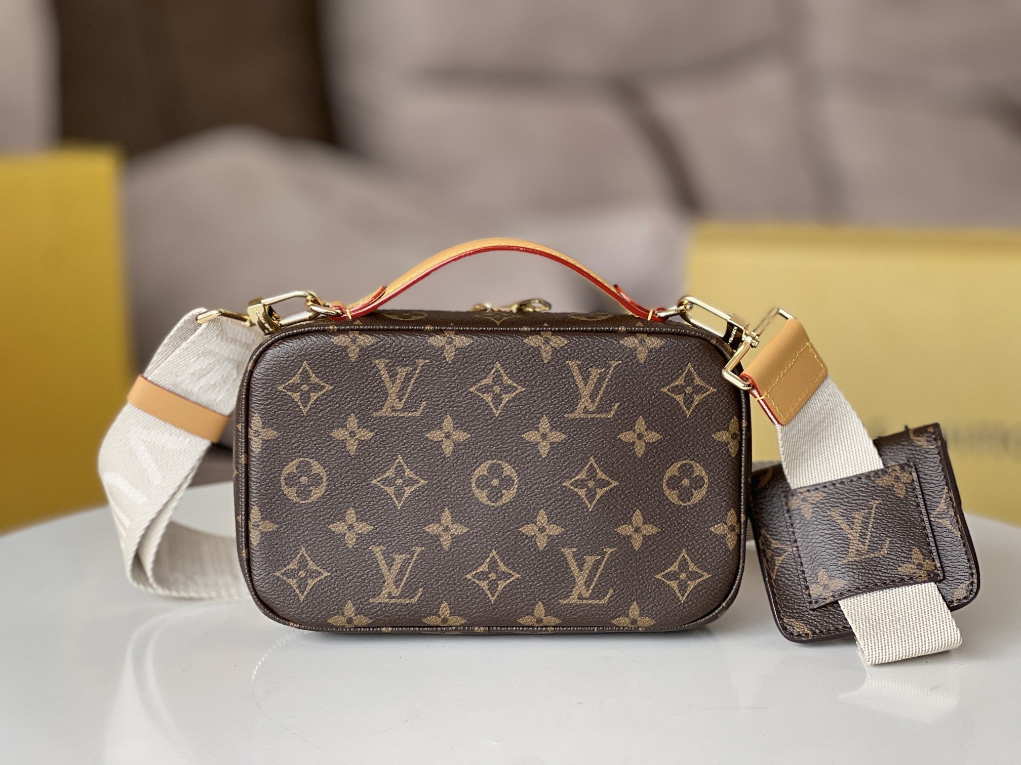LV 25S Utility Crossbody-Handtasche, 18 Zoll, braunes Monogramm-Canvas, goldene Beschläge