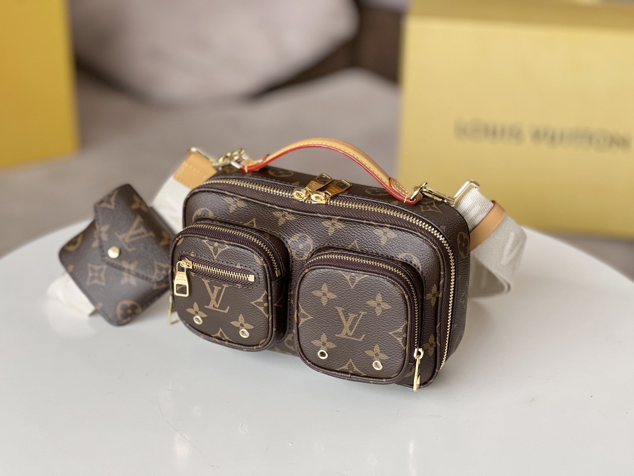 LV 25S Utility Crossbody-Handtasche, 18 Zoll, braunes Monogramm-Canvas, goldene Beschläge