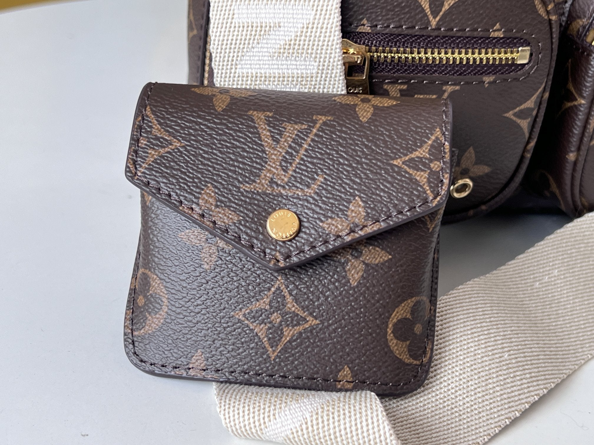 LV 25S Utility Crossbody-Handtasche, 18 Zoll, braunes Monogramm-Canvas, goldene Beschläge
