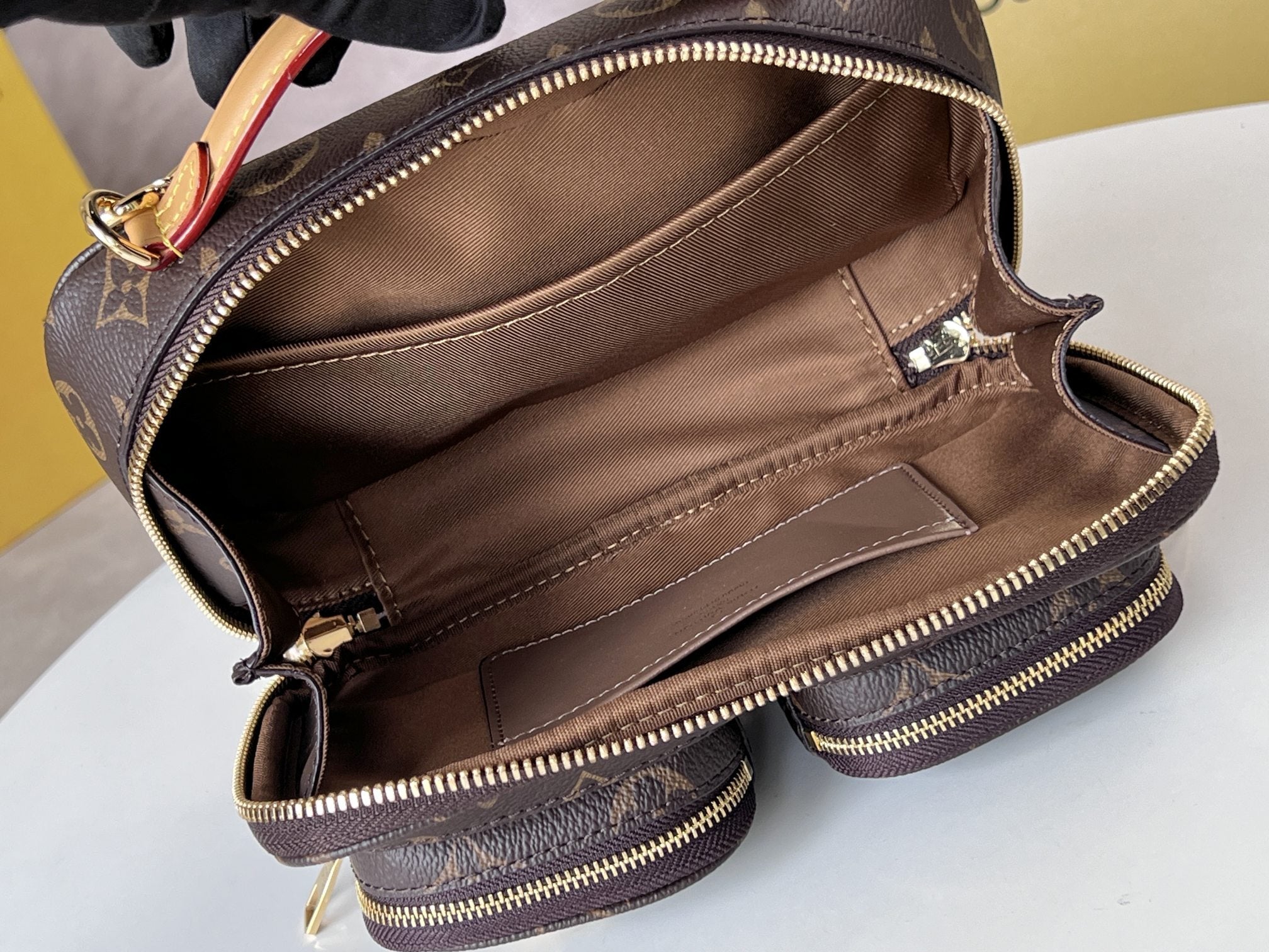 LV 25S Utility Crossbody-Handtasche, 18 Zoll, braunes Monogramm-Canvas, goldene Beschläge