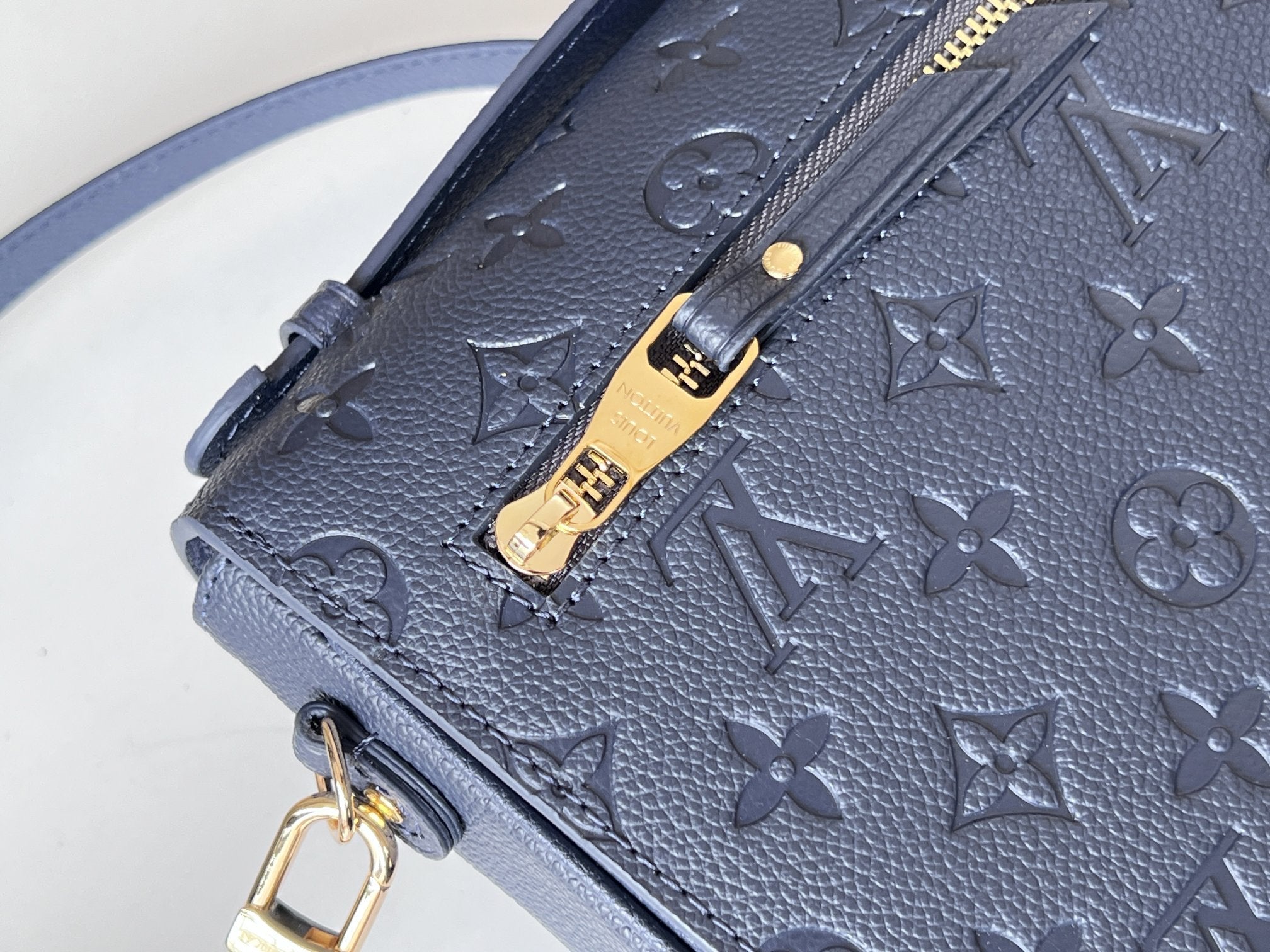 LV 25S Pochette Métis 25 in Dunkelblau, Monogramm-beschichtetes Canvas, goldene Beschläge