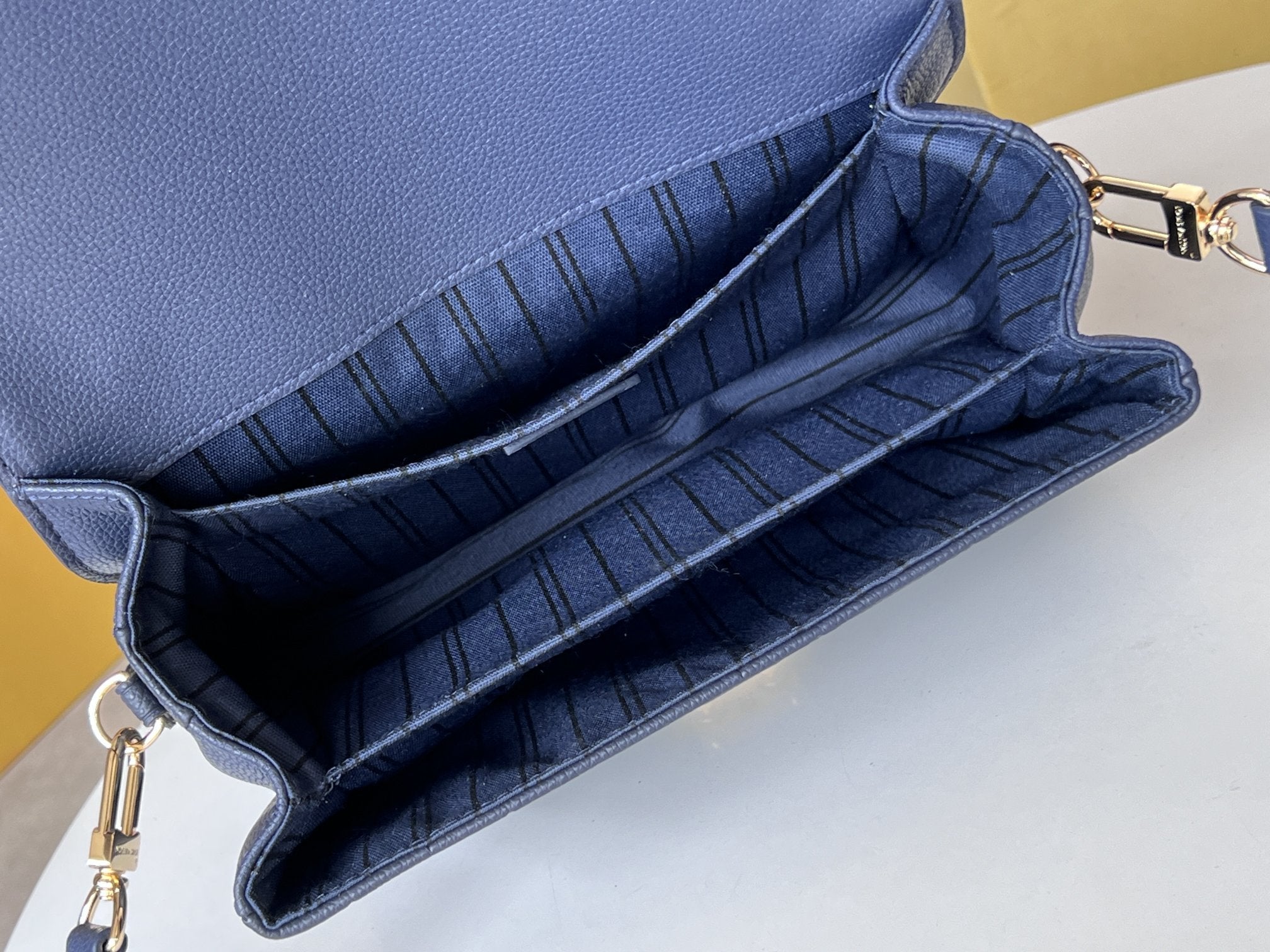 LV 25S Pochette Métis 25 in Dunkelblau, Monogramm-beschichtetes Canvas, goldene Beschläge