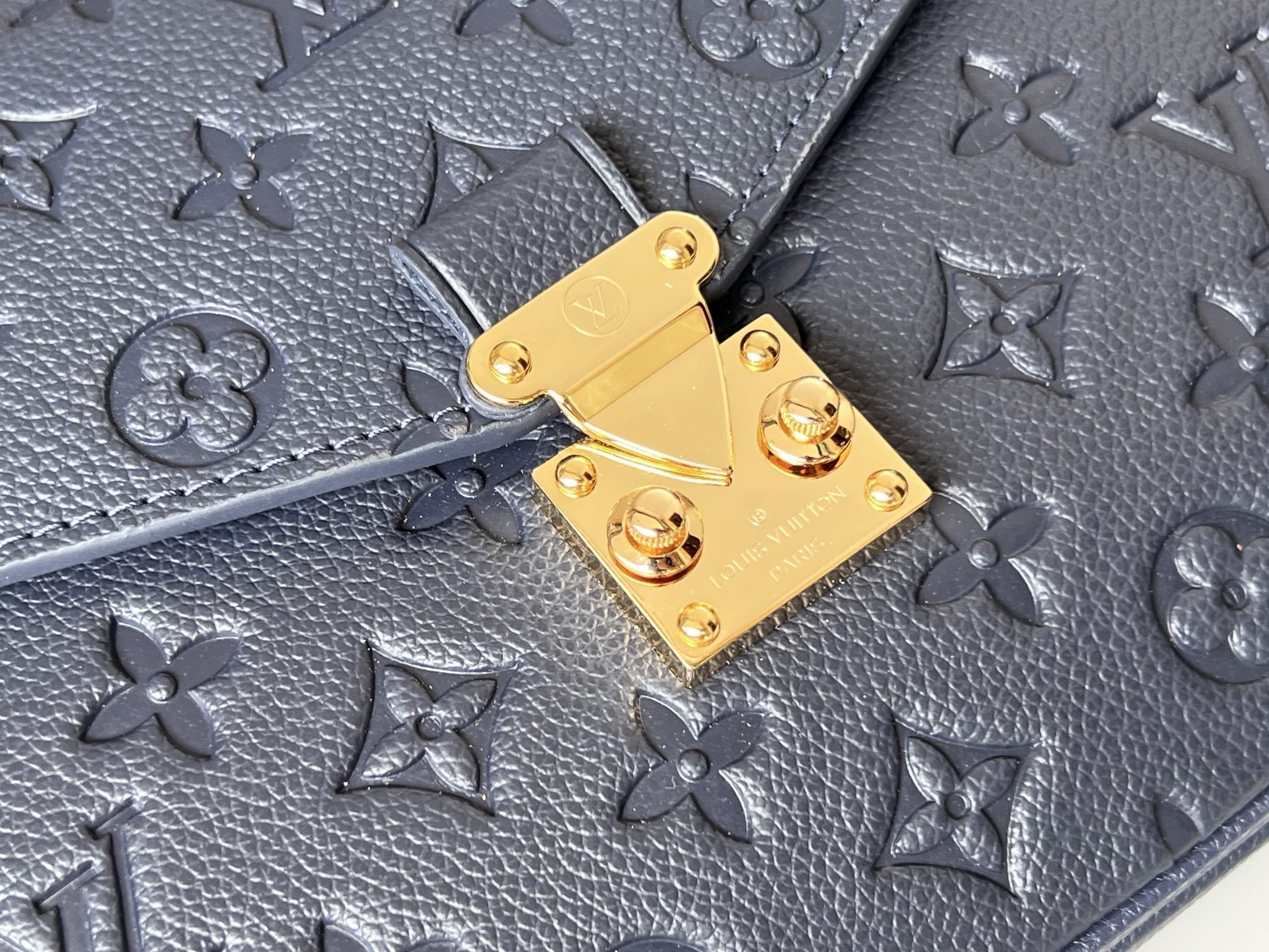 LV 25S Pochette Métis 25 in Dunkelblau, Monogramm-beschichtetes Canvas, goldene Beschläge