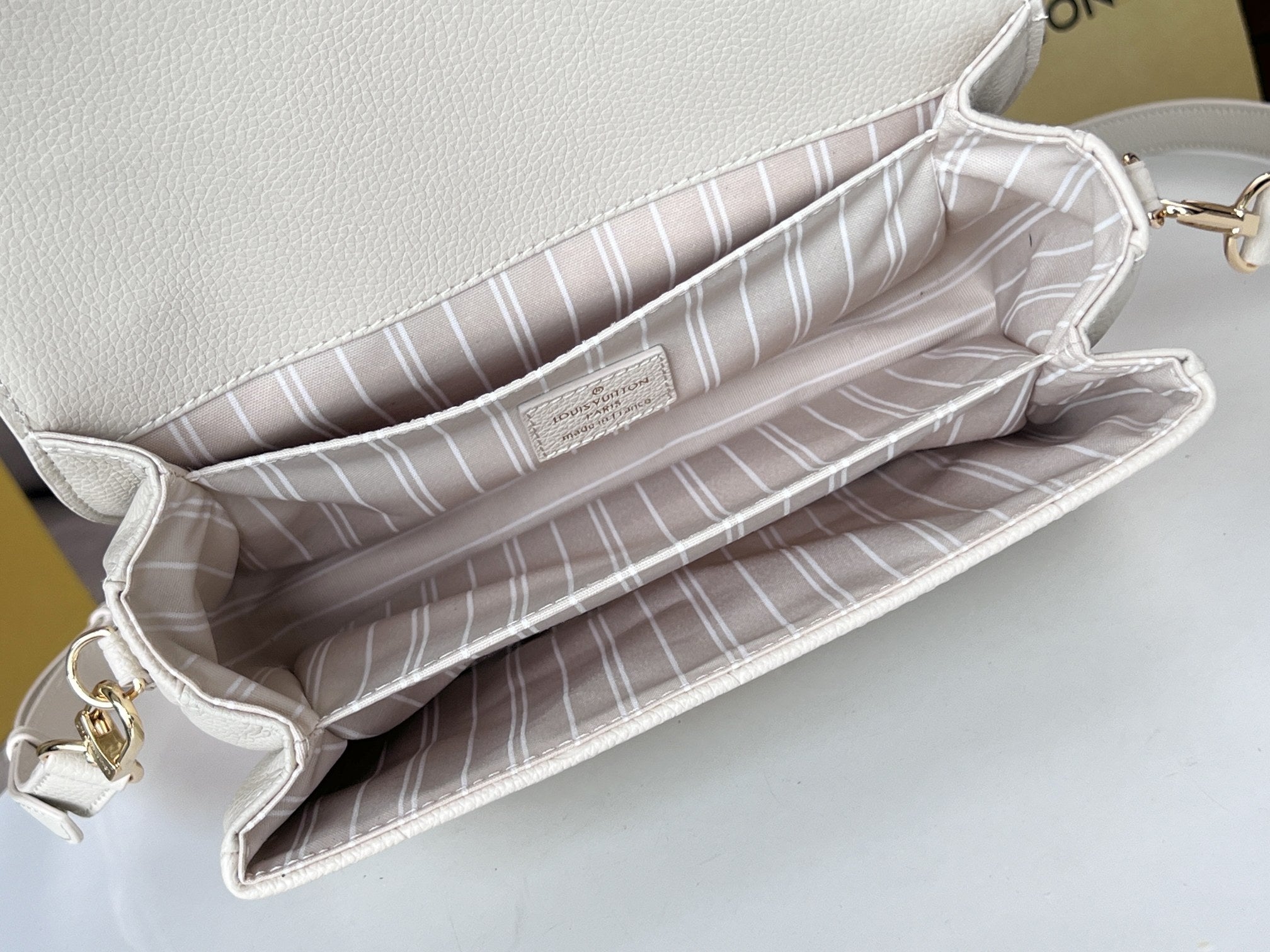 LV 25S Pochette Métis 25 in Weiß, Monogramm-beschichtetes Canvas, goldene Beschläge