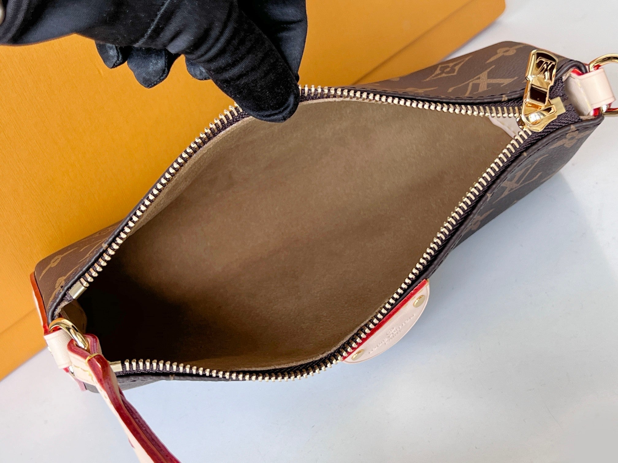 LV 25S Pochette Tirette 22 in Dunkelbraun, Monogramm-Canvas, goldene Beschläge