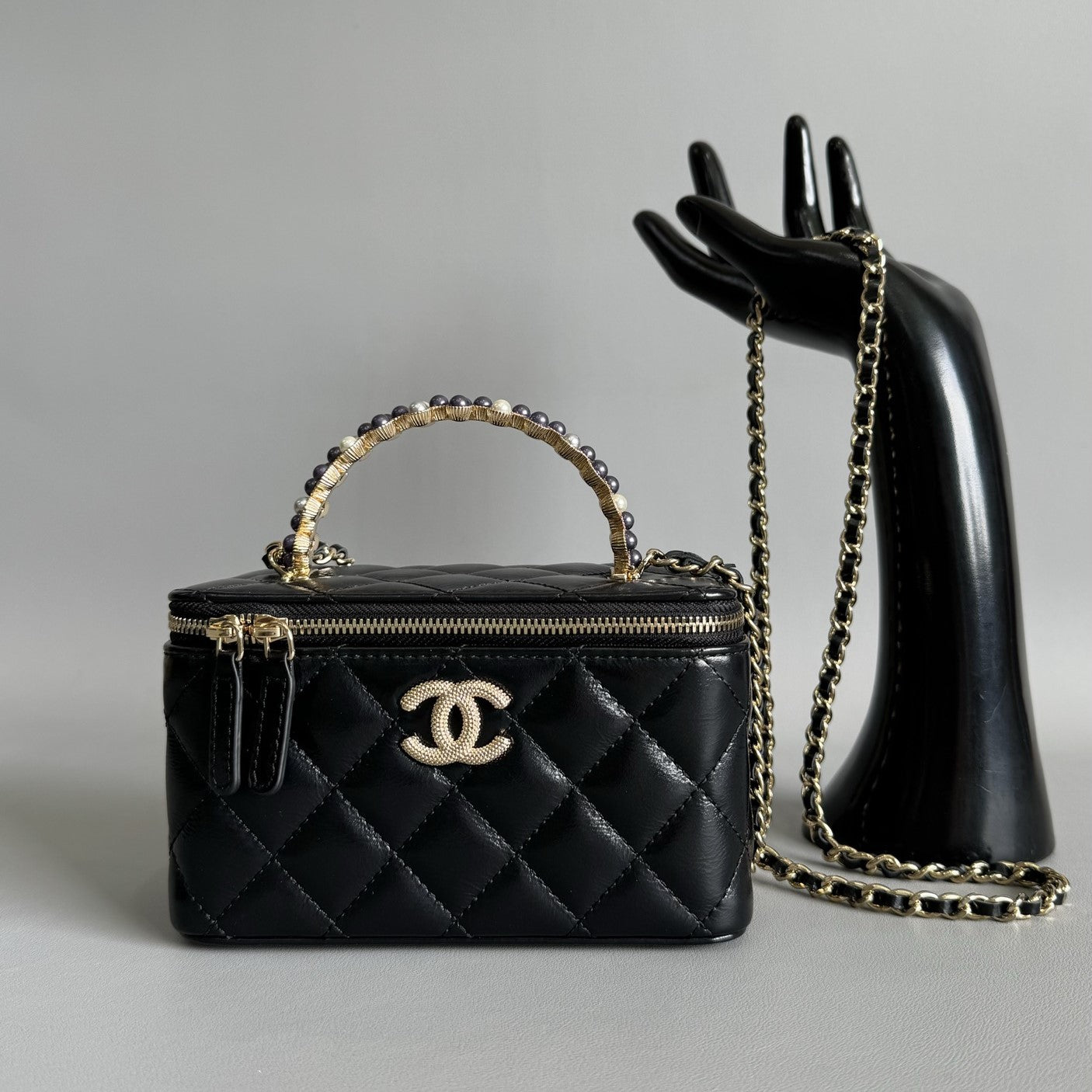 CC Kosmetikkoffer Pearl 17 cm Schwarzes Lammleder Goldfarbene Beschläge