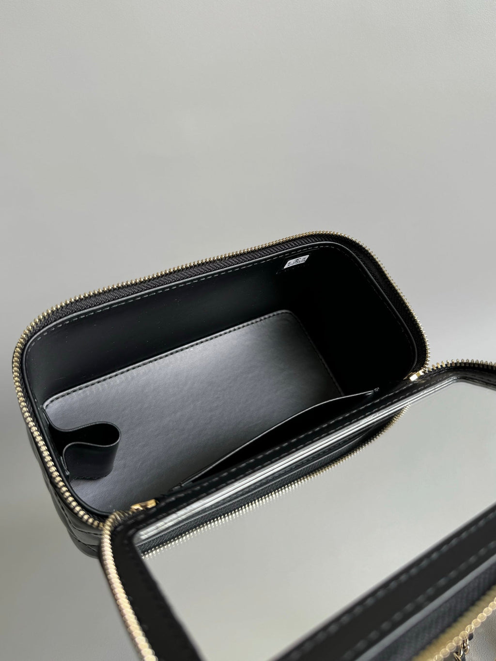 CC Kosmetikkoffer Pearl 17 cm Schwarzes Lammleder Goldfarbene Beschläge